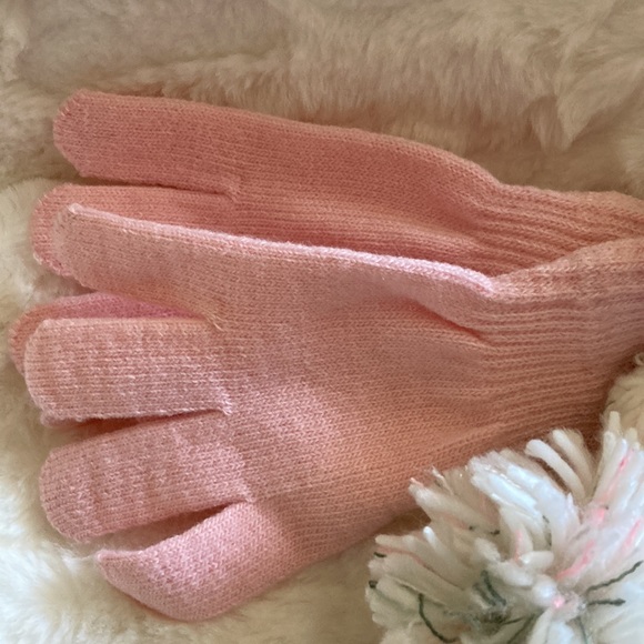 Hat and gloves - Picture 2 of 3